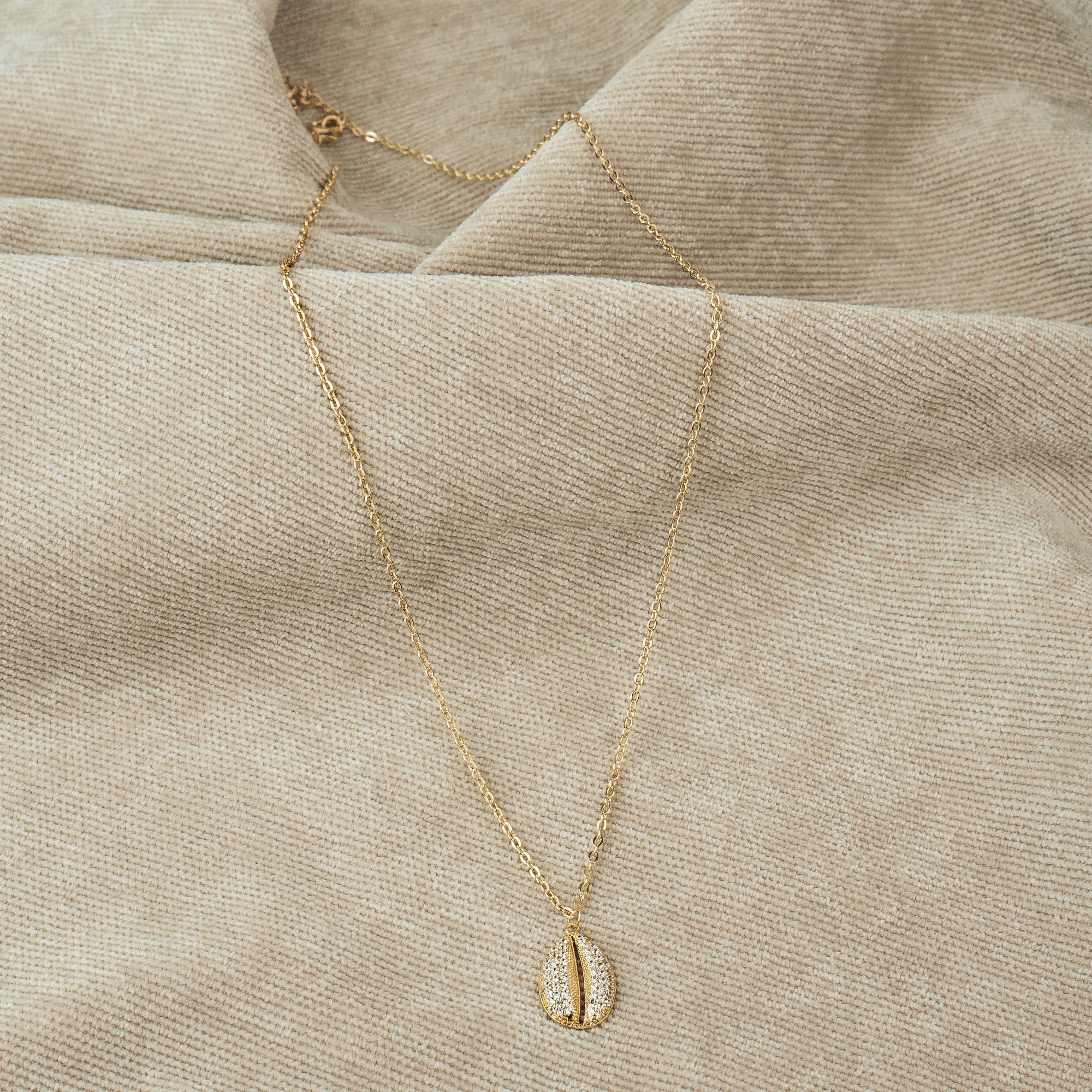 Shell Necklace Gold